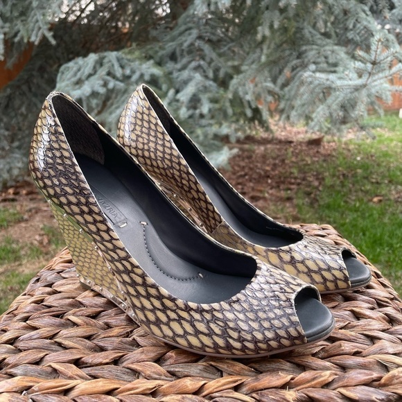 Snake Print Sexy Patent Peep Toe 4” Wedge Silver Trim & Stud Detail Size 9.5 - Picture 7 of 7